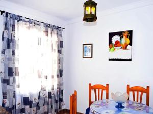 comedor con mesa y ventana en Apartamento en Conil de la Frontera, en Conil de la Frontera