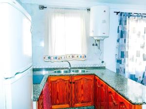 uma cozinha com um lavatório e uma janela em Apartamento en Conil de la Frontera em Conil de la Frontera