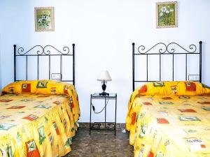 two beds sitting next to each other in a room at Apartamento en Conil de la Frontera in Conil de la Frontera