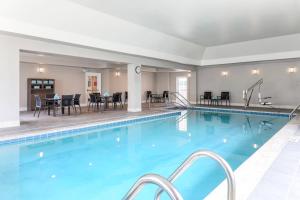 una piscina con mesas y sillas en un hotel en Residence Inn by Marriott Denver Golden/Red Rocks, en Golden