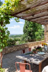 - une table et des chaises sur une terrasse avec vue dans l'établissement Agriturismo Borgo d'Asso, à San Giovanni dʼAsso