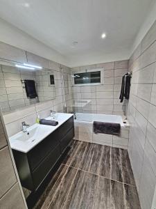 La salle de bains est pourvue d'une baignoire, d'un lavabo et d'une baignoire. dans l'établissement Appartement T3 8eme Marselle St Anne Proche plage, à Marseille