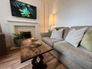 sala de estar con sofá y mesa de centro en Liverpool Ivy House - 4 Bedrooms, en Liverpool