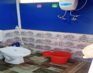 baño con aseo y pared azul en Kapchakays Farmstay by StayApart, en Kalimpong