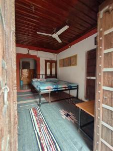 Habitación con cama y techo de madera. en The Prince Haveli, en Bikaner
