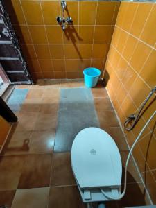łazienka z toaletą i wiadrem w obiekcie The Prince Haveli w mieście Bikaner