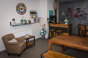 ein Wohnzimmer mit einem Tisch und einem Fahrrad an der Wand in der Unterkunft Aqua Hotel in Děčín