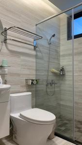 關山的住宿－關山棧民宿，一间带卫生间和玻璃淋浴间的浴室