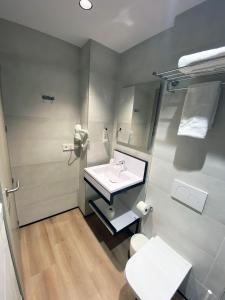 La salle de bains est pourvue d'un lavabo et de toilettes. dans l'établissement Hotel BESTPRICE Valencia, à Valence