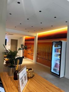 um escritório com um refrigerador de bebidas numa secretária em Hotel BESTPRICE Valencia em Valência