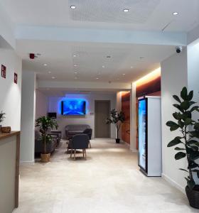 un vestíbulo de oficina con sofá, mesa y sillas en Hotel BESTPRICE Valencia, en Valencia