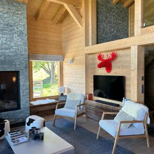 a living room with a fireplace and a tv at Be Cool SAUNA & LUXURY chalet 10 pers by Alpvision Résidences in Les Collons