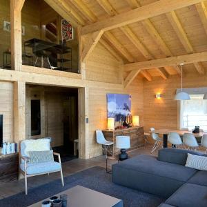 a living room with a couch and a table at Be Cool SAUNA & LUXURY chalet 10 pers by Alpvision Résidences in Les Collons