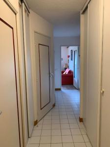 un couloir avec une chambre avec une porte et une chambre avec dans l'établissement Résidence Saboia A29 Clés Blanches Courchevel, à Courchevel