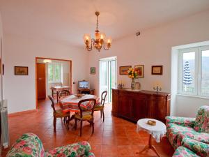 een woonkamer met een tafel en stoelen bij Spacious home surrounded by nature in Sesta Godano