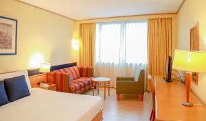 una camera d'albergo con letto e divano di Novotel Bangkok Bangna a Bang Na