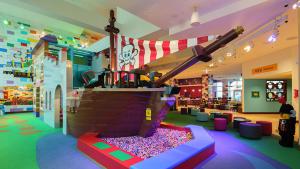 Večerní zábavní program pro hosty v ubytování LEGOLAND Korea Resort Hotel + 37 fotografií