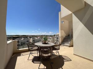 patio con mesa y sillas en el balcón en Amazing 2 Bed 2 Bath Apartment Los Dolses, en Orihuela Costa