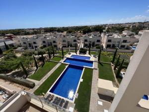 una vista aérea de una villa con piscina en Amazing 2 Bed 2 Bath Apartment Los Dolses, en Orihuela Costa