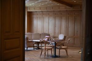Istumisnurk majutusasutuses FLÜHLI Hotel Kurhaus