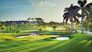 una rappresentazione di un campo da golf con palme di San Lameer Villa 2704 - 4 Bedroom Standard - 8 pax - San Lameer Rental Agency a Southbroom