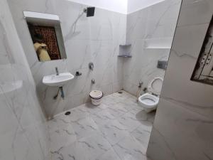 Ванная комната в Leela Homestay Jabalpur - Lily - 2 BHK Luxury appartment