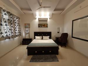 Кровать или кровати в номере Leela Homestay Jabalpur - Lily - 2 BHK Luxury appartment