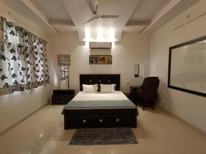 Ένα ή περισσότερα κρεβάτια σε δωμάτιο στο Leela Homestay Jabalpur - Lily - 2 BHK Luxury appartment