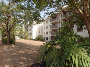 uma rua em frente a um edifício com árvores em Khael Glory home offers 247 security em Kampala