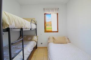 ReocínにあるGreen Houseのベッドルーム1室(二段ベッド2台、窓付)が備わります。