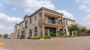 Un grand bâtiment avec balcon se trouve dans une rue. dans l'établissement Legacy Suites, à Lilongwe