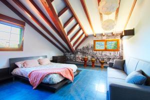 um quarto com uma cama e um tecto com vigas em Green House em Reocín