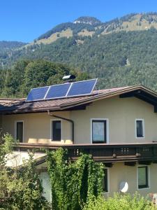 een huis met zonnepanelen op het dak bij Ferienhaus Hildegard in Kössen