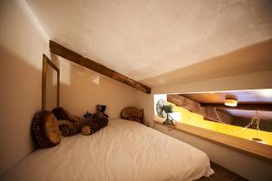 Schlafzimmer mit einem weißen Bett und einem Fenster in der Unterkunft HOTEL Clam Chowder in Kyoto