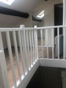 モンテヴランにあるAppartement Montevrainの白い手すり付きの階段