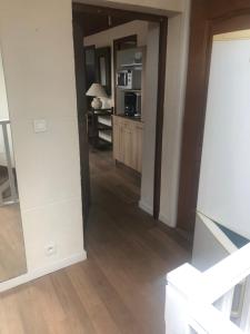 モンテヴランにあるAppartement Montevrainの廊下からのリビングルームの景色