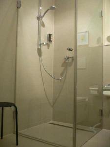 W łazience znajduje się prysznic ze szklanymi drzwiami. w obiekcie ostseestrasse6 w mieście Scharbeutz
