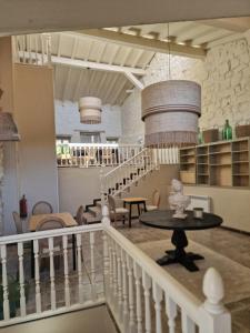 une chambre avec un escalier, une table et des chaises dans l'établissement Maison Barón de la Galleta B&B, à Quintanilla las Torres