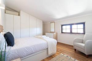 Postel nebo postele na pokoji v ubytování Aroeira Sunny Villa