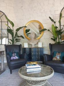 a living room with a coffee table and a mirror at Maison Barón de la Galleta in Quintanilla las Torres