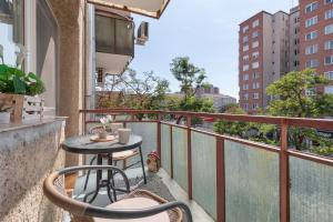 a balcony with a table and chairs on a balcony at Venezia Studio 2 in Oradea