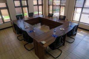 uma grande sala de conferências com uma grande mesa e cadeiras em Legacy Suites em Lilongwe