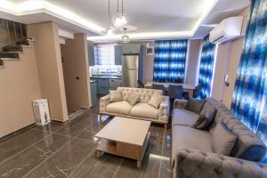uma sala de estar com dois sofás e uma mesa em Turkuaz Villa em Muğla