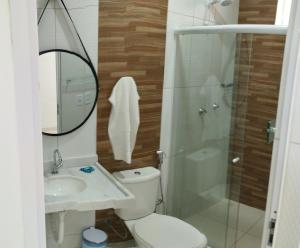 y baño con aseo, lavabo y ducha. en pousada beira mar suites São Bento, en Maragogi