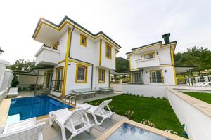 Bazén v ubytování Turkuaz Villa nebo v jeho okolí