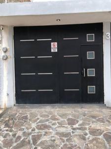 テキーラにあるLoft en tequila Jaliscoの建物内の黒い扉