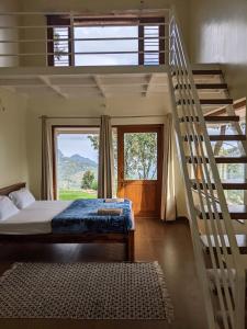 ein Schlafzimmer mit einem Etagenbett und einer Treppe in der Unterkunft Moksha Infinity Valley in Kotagiri