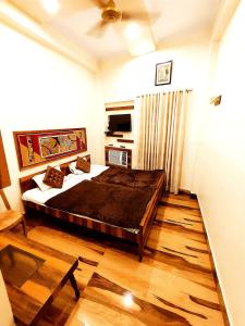 a bedroom with a large bed in a room at Bhagyashree Guest House in Varanasi