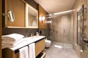 La salle de bains est pourvue d'une douche, d'un lavabo et de toilettes. dans l'établissement Avrupa Residence Suites, à Istanbul