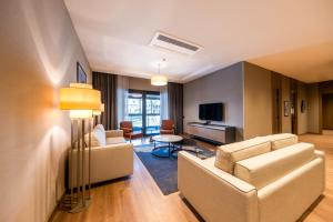 - un salon avec deux canapés et une télévision dans l'établissement Avrupa Residence Suites, à Istanbul